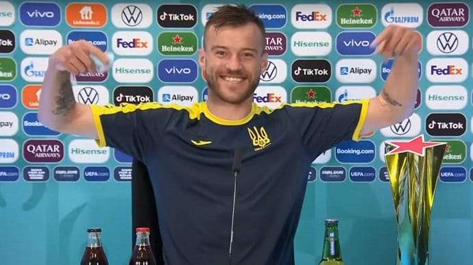 "А можно, я кое-что сделаю?": Ярмоленко отреагировал на бутылки спонсоров Евро-2020 Coca Cola