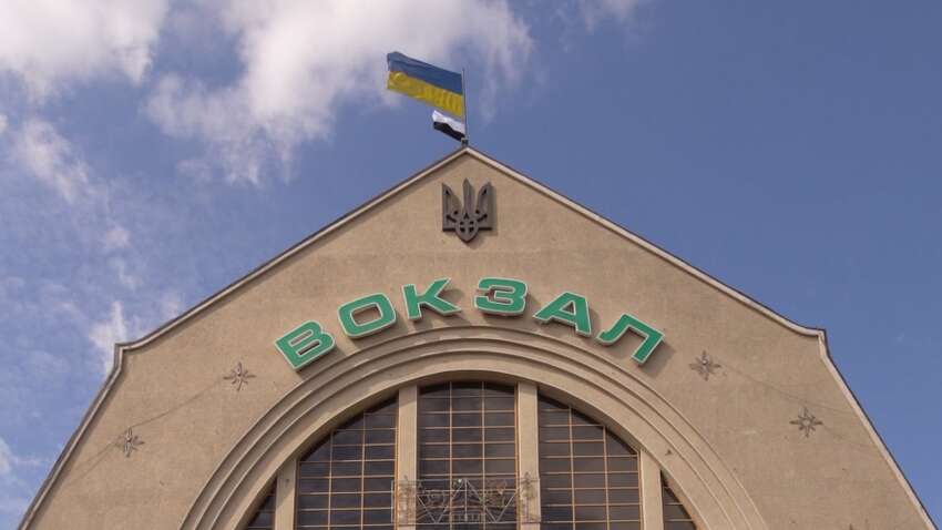 Черно-белый флаг вывесили на железнодорожных вокзалах Украины: какая причина Черно-белый флаг вывесили на железнодорожных вокзалах Украины: какая причина