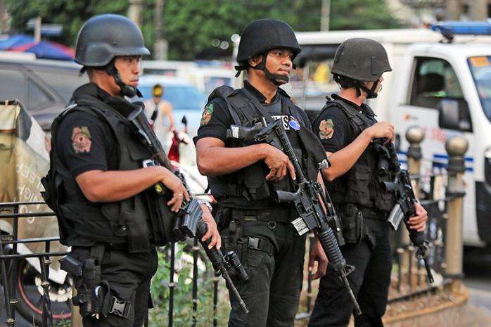 Взрыв и стрельба в колледже на Филиппинах: убит полицейский и ранены 10 студентов