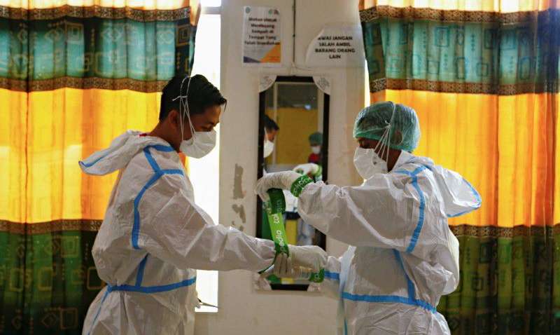 В Індонезії більше сотні вакцинованих медиків захворіли на COVID-19  В Індонезії більше сотні вакцинованих медиків захворіли на COVID-19