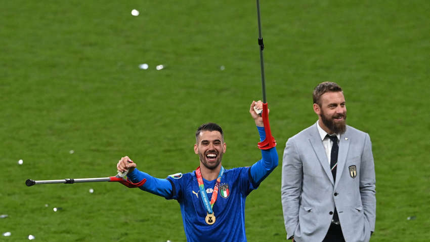 Сміх, сльози і танці на милицях: як травмований Спінаццола підтримав збірну Італії на "Уемблі" Сміх, сльози і танці на милицях: як травмований Спінаццола підтримав збірну Італії на "Уемблі"