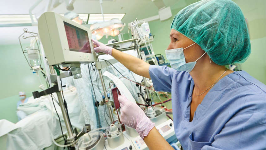 Реформа больниц, доплаты в связи с карантином и новая гуманитарка из Китая: как начинается апрель в Украине