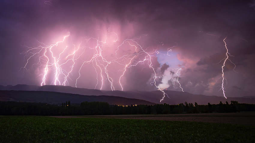 Предупреждение синоптиков на майские праздники: в Украине разразится гроза