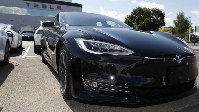 Взрывом выбило металлические двери: в США Tesla загорелась во время зарядки (ФОТО) Взрывом выбило металлические двери: в США Tesla загорелась во время зарядки (ФОТО)