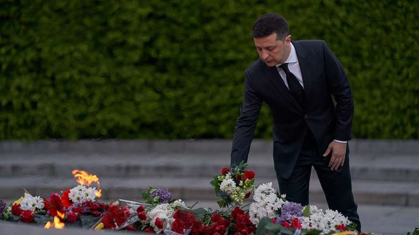Зеленський поклав квіти до Вічного вогню рано вранці 9 травня