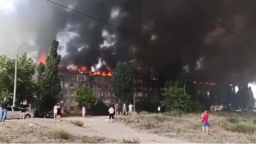 В Новой Каховке горит пятиэтажка: семейная ссора переросла в трагедию В Новой Каховке горит пятиэтажка: семейная ссора переросла в трагедию
