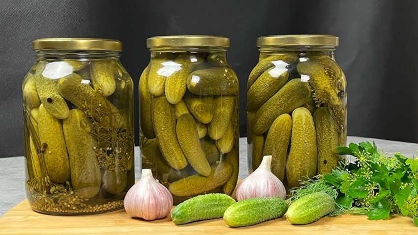 Соленые огурцы могут навредить: что может быть с вашим телом