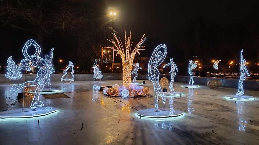 В Харькове протестировали новогоднюю иллюминацию и поставили елку под землей (ФОТО) 