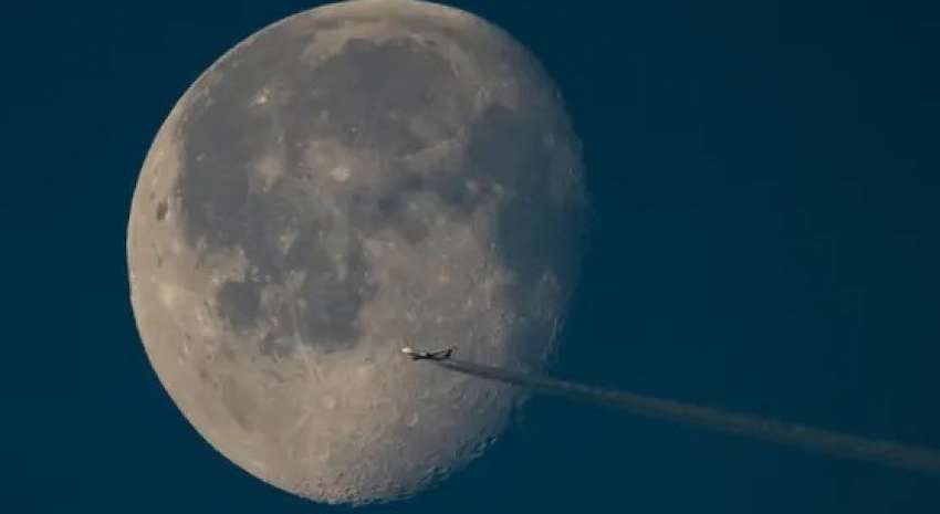 Неуправляемая ракета SpaceX летит на Луну