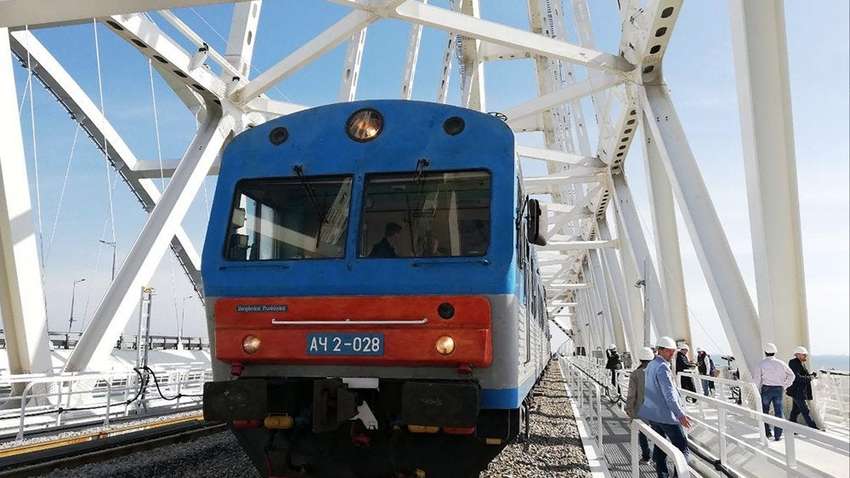 По Крымскому мосту запустили тестовый поезд