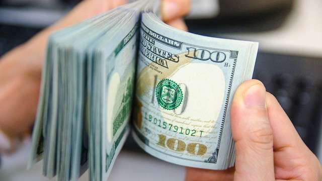 Курс долара США в середньому завищений на 6-12%