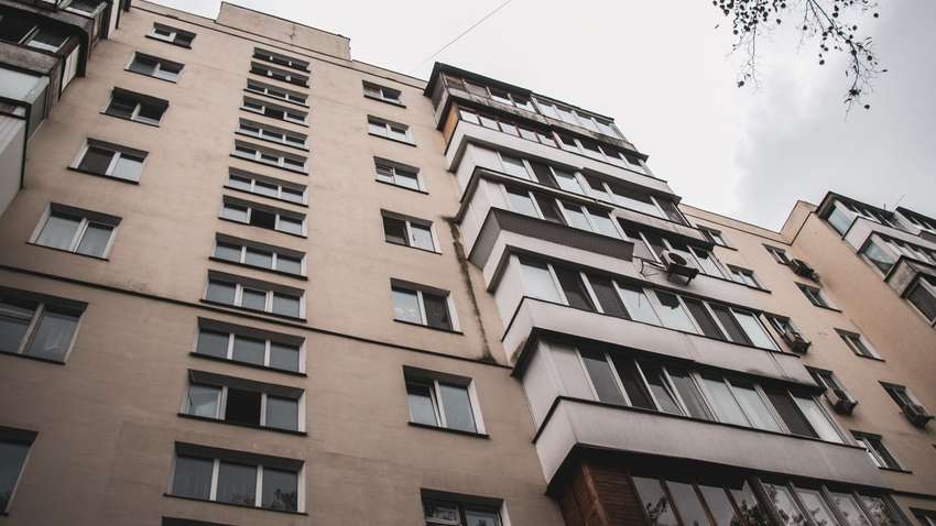 В Киеве полицейские в последний момент спасли женщину, которая хотела броситься из окна (Видео)