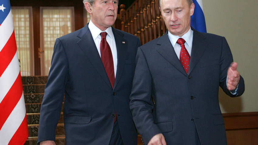 Как Джордж Буш характеризует Владимира Путина — DW