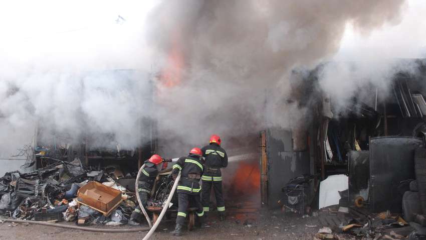 У Хмельницькому горіла база автозапчастин