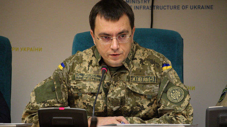 Министр инфраструктуры Омелян попросил авиакомпании соблюдать закон о языке