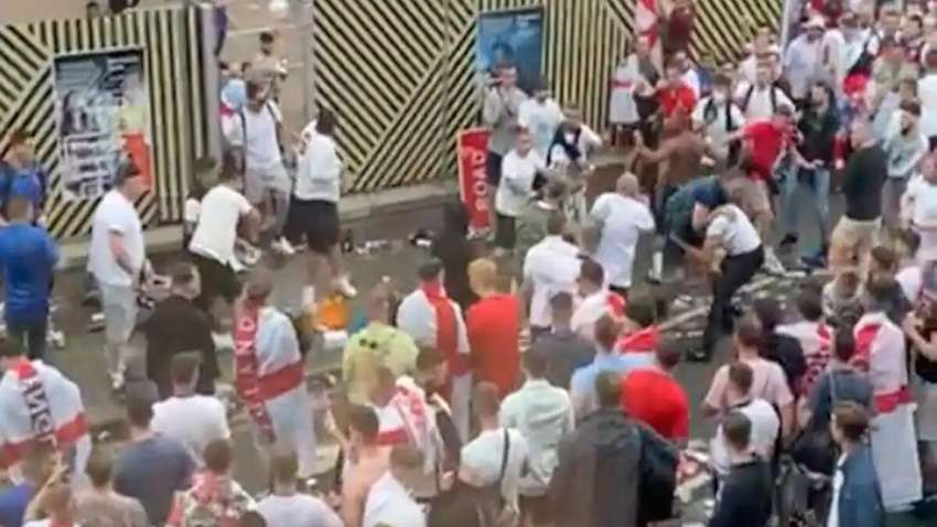 Як англійські фанати змогли проникнути на "Уемблі" без квитків, щоб потрапити на фінал Євро-2020 Як англійські фанати змогли проникнути на "Уемблі" без квитків, щоб потрапити на фінал Євро-2020