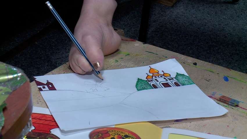 У художників, які малюють ногами, є спеціальні «карти» в мізках