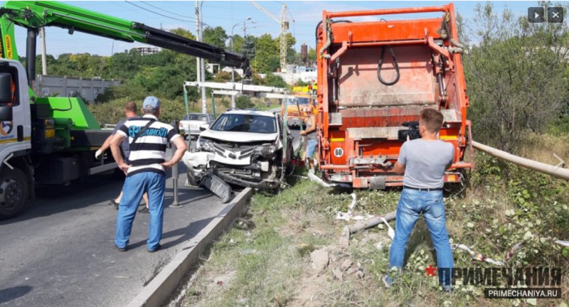 В Севастополе мусоровоз без тормозов смял 15 легковушек 