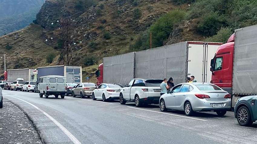 На російсько-грузинському кордоні утворилися кілометрові затори: подробиці На російсько-грузинському кордоні утворилися кілометрові затори: подробиці