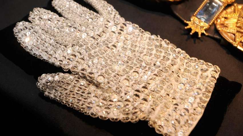 Перчатку Майкла Джексона продали за 104 тыс. долларов