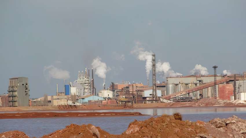 НГЗ продолжает вывозить красный шлам после запрета Минэкологии (ВИДЕО)