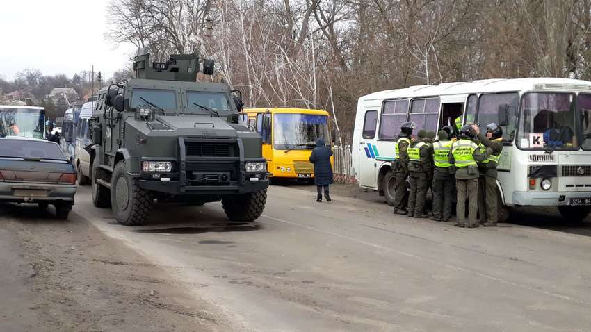 Атака на Нацгвардию в Новых Санжарах: "Опусти щит, к нам беду везут!"