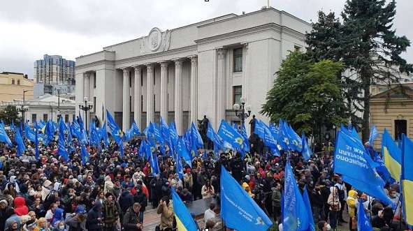 Под Верховной Радой прошел митинг ОПЗЖ в поддержку Медведчука