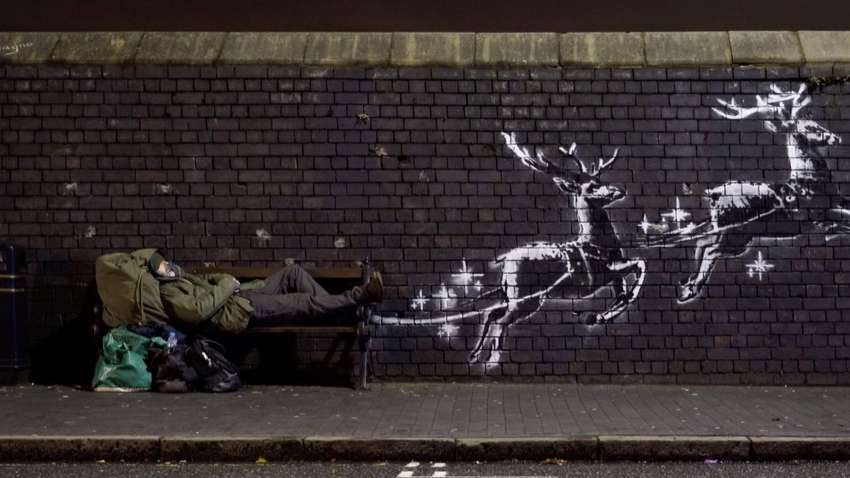 Праздничное граффити Бэнкси: олени "везут" бездомного вместо Санты