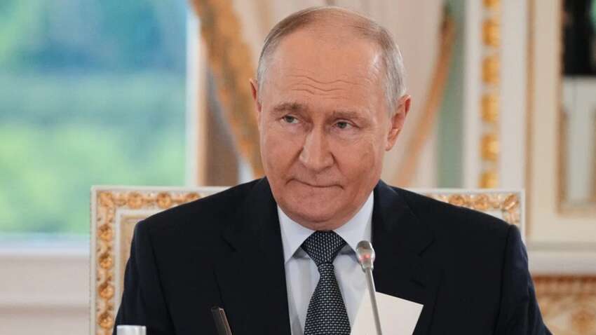 Путин оконфузился на День ВМФ: высмеяли выступление у нарисованной субмарины (ФОТО) Путин оконфузился на День ВМФ: высмеяли выступление у нарисованной субмарины (ФОТО)