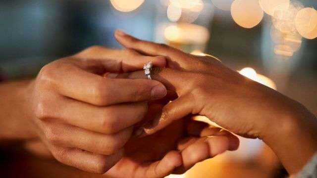 На концерті відомого співака військовий зробив своїй дівчині пропозицію: реакція залу (ВІДЕО)