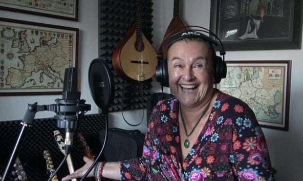 Відома фолк-співачка померла, навмисно заразившись COVID-19