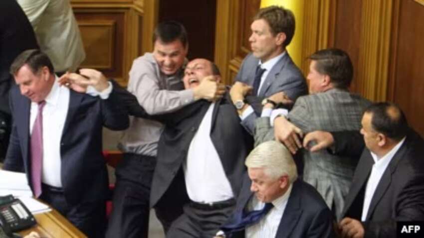 Мужчинам в госслужбу только после армии: Рада приняла закон 