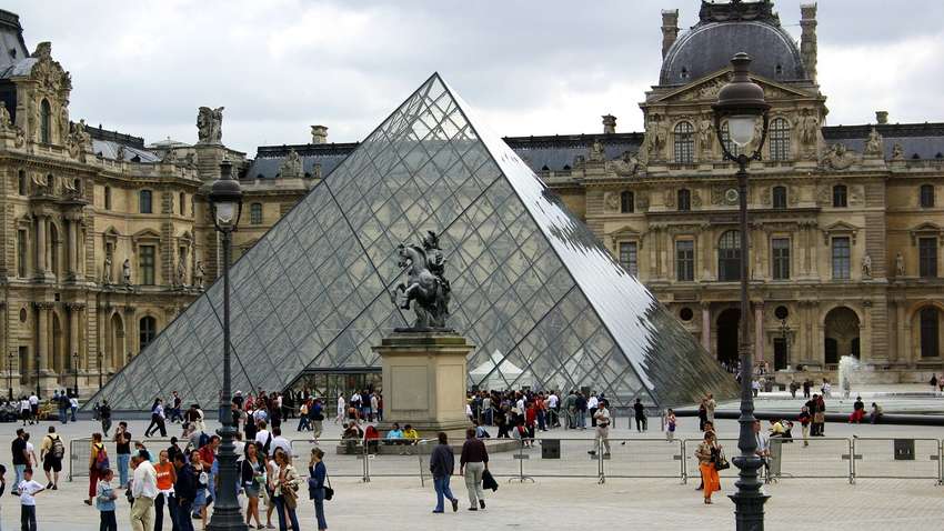 Парижский Лувр вновь открыли для посетителей
