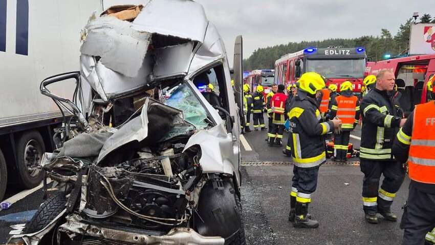 Мікроавтобус врізався у вантажівку: в Австрії загинуло четверо українок