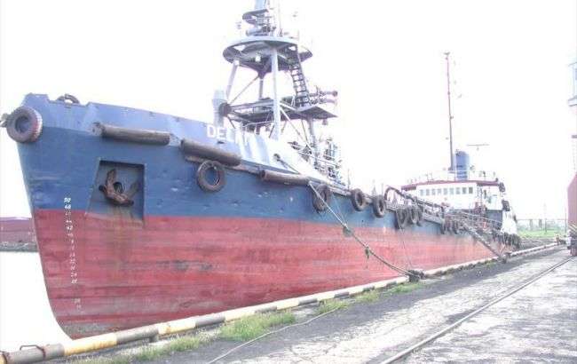 В Одесском заливе танкер сорвался с якоря и сел на мель в километре от берега