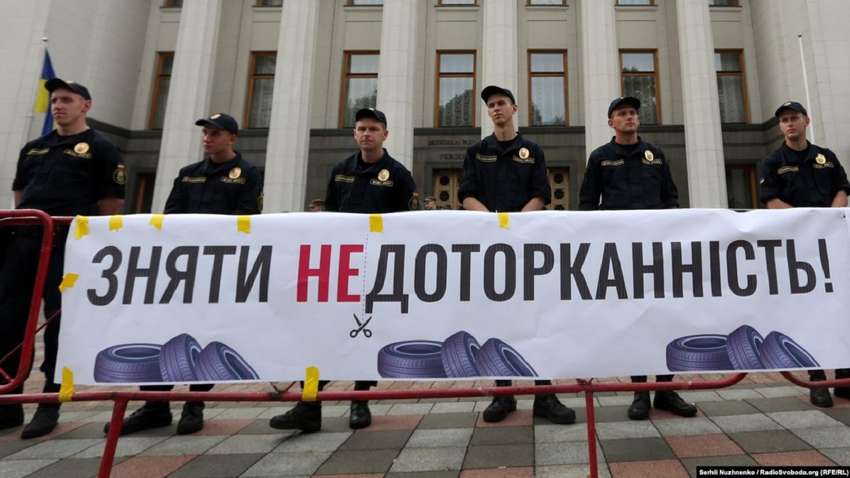 Рада сняла неприкосновенность с народных депутатов