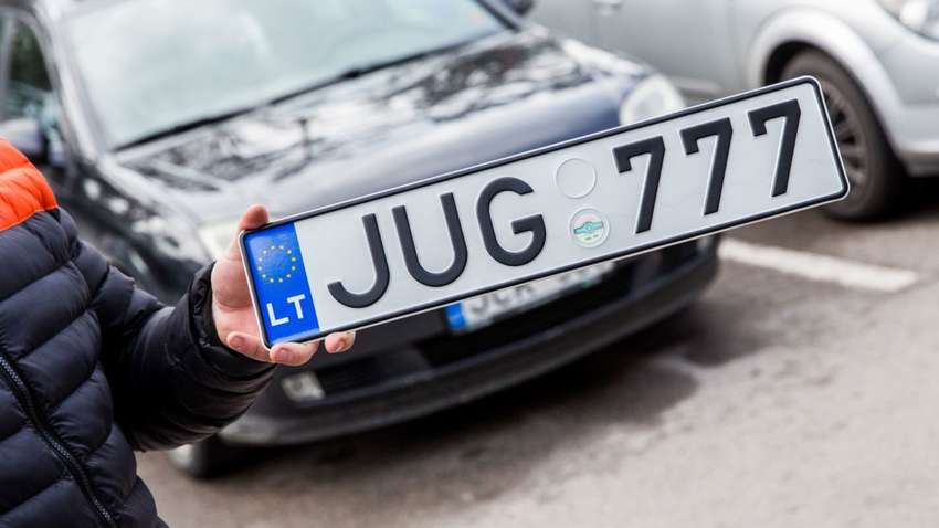  В Україні вводять розмитнення авто через комп'ютер