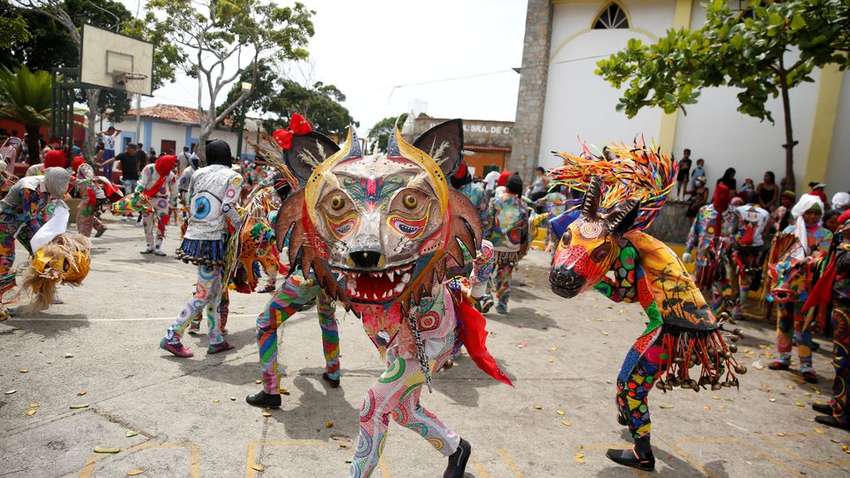 Как танцующие дьяволы в Венесуэле пытаются прогнать коронавирус – фоторепортаж