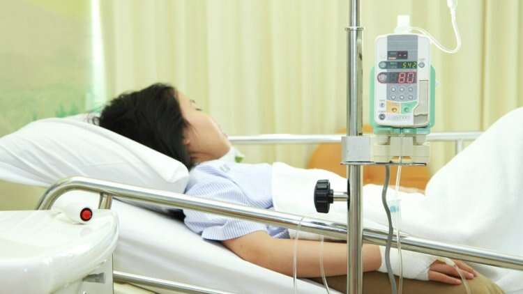 У Дніпрі дівчина-підліток впала в алкогольну кому під час відпочинку з друзями