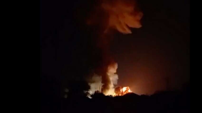 Серия мощных взрывов всколыхнула сразу несколько российских городов: горит Сызранский НПЗ, в Саратове работает ПВО Серия мощных взрывов всколыхнула сразу несколько российских городов: горит Сызранский НПЗ, в Саратове работает ПВО