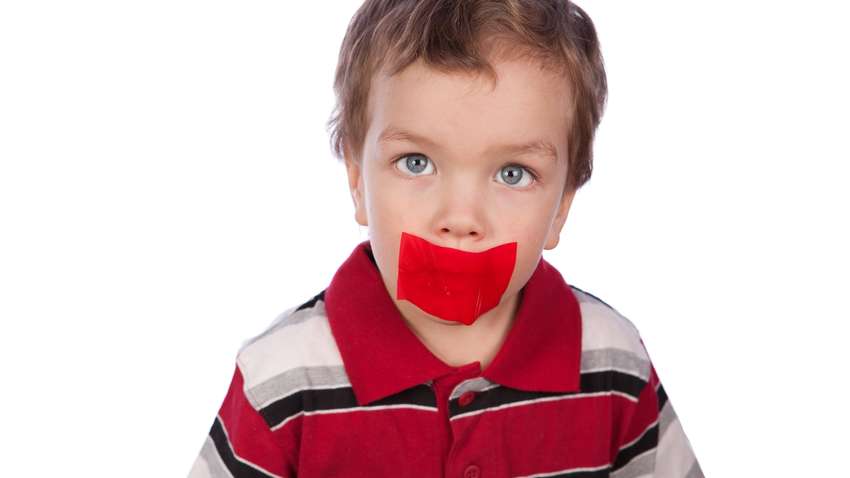 Педагог від Бога: в Росії вчителька заклеїла скотчем рот другокласникам