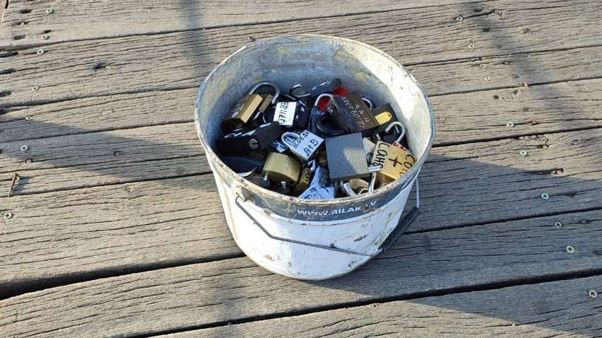 В Харькове с моста влюбленных снимают свадебные замки: чем опасна традиция В Харькове с моста влюбленных снимают свадебные замки: чем опасна традиция