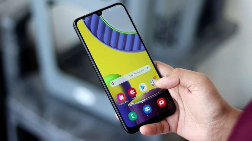 Потужна батарея і чотири камери: що відомо про новий смартфон Samsung