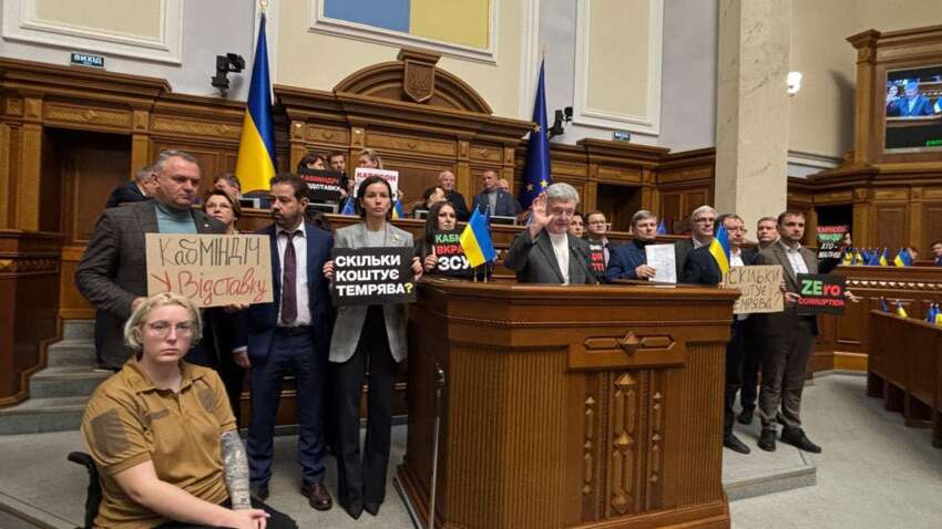 Відставки окремих міністрів не буде: навіщо "Європейська Солідарність" заблокувала трибуну Ради Відставки окремих міністрів не буде: навіщо "Європейська Солідарність" заблокувала трибуну Ради