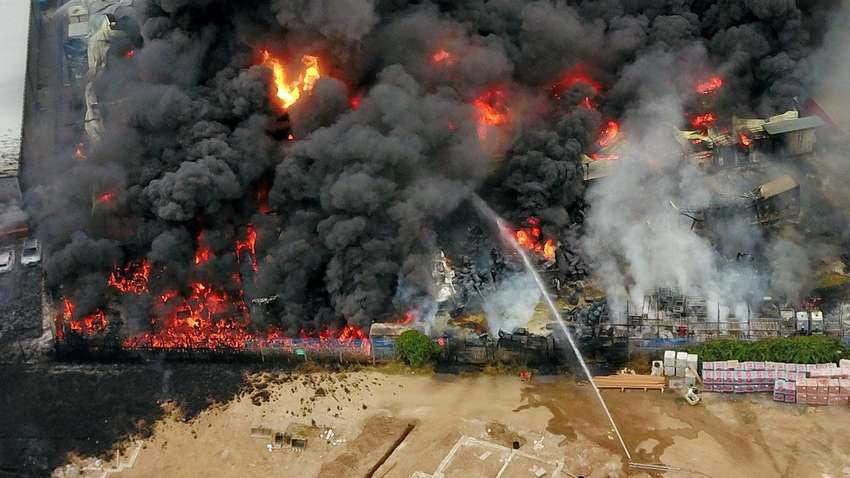 Пожар в британском Уорвикшире до сих пор не могут потушить: что известно о пострадавших