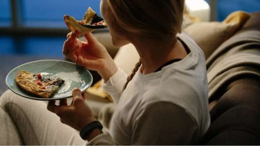 Почему категорически не стоит есть за три часа до сна: медики удивили объяснением Почему категорически не стоит есть за три часа до сна: медики удивили объяснением