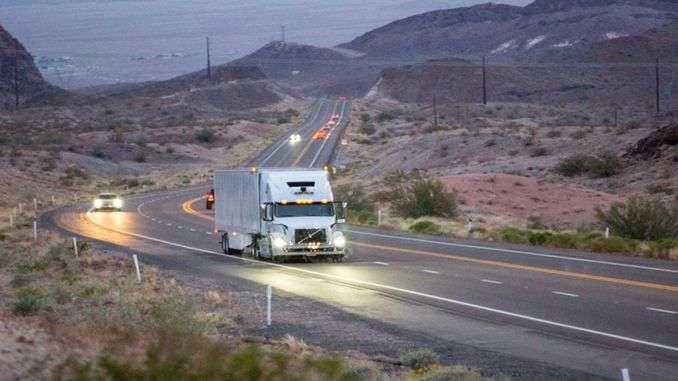 Автономна вантажівка вперше здійснила рейс без будь-якого втручання людини