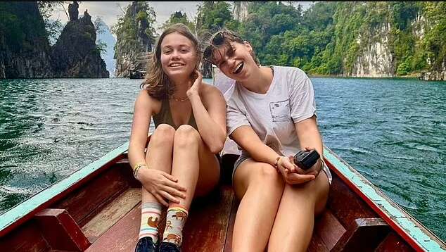 Дівчата приїхали відпочити на Гаваях, а опинились у центрі для депортацій, закуті в кайданки