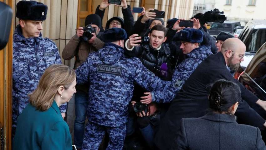 В Москве школьников согнали встречать нового посла США с антиамериканскими плакатами (ФОТО) В Москве школьников согнали встречать нового посла США с антиамериканскими плакатами (ФОТО)