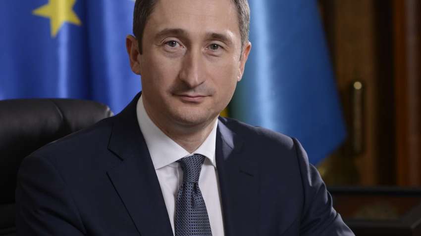 Книги, 8 наручных часов и 5 квартир: что есть в декларации нового министра развития общин и территорий